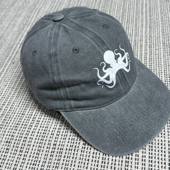 Gray Cap with Octopus Design unisex - Picture 2 of 5